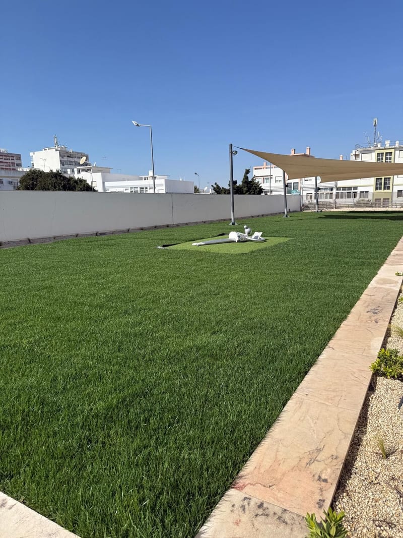 O mesmo espaço com relva instalada